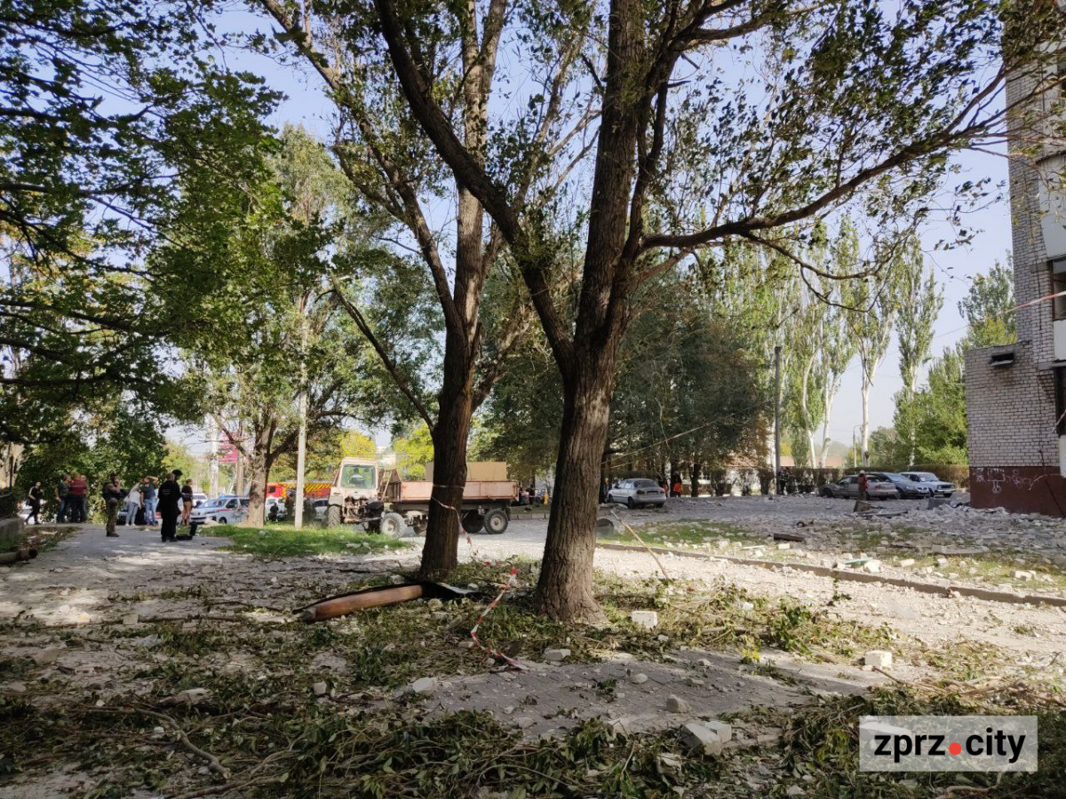 Що зараз відбувається на місці обстрілу запорізької п'ятнадцятиповерхівки - фото