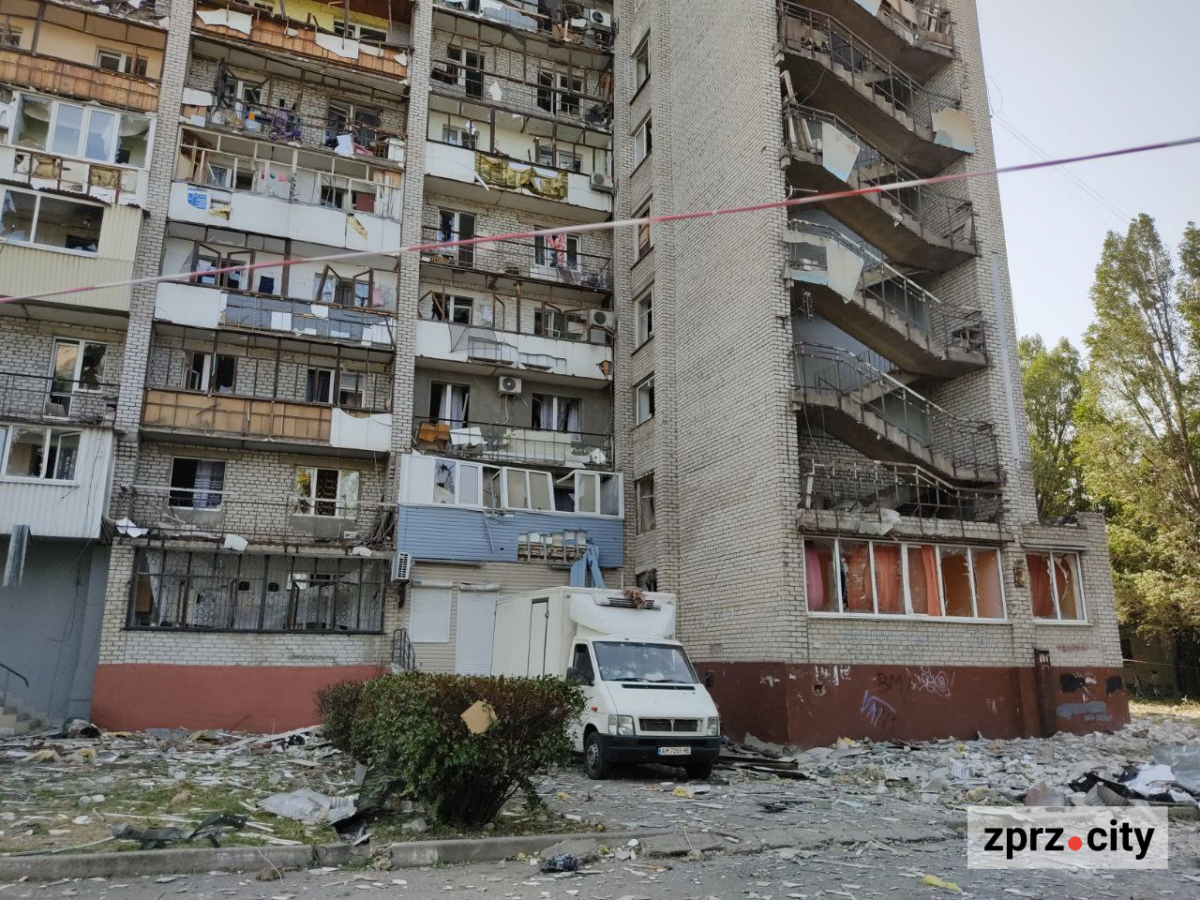 Що зараз відбувається на місці обстрілу запорізької п'ятнадцятиповерхівки - фото