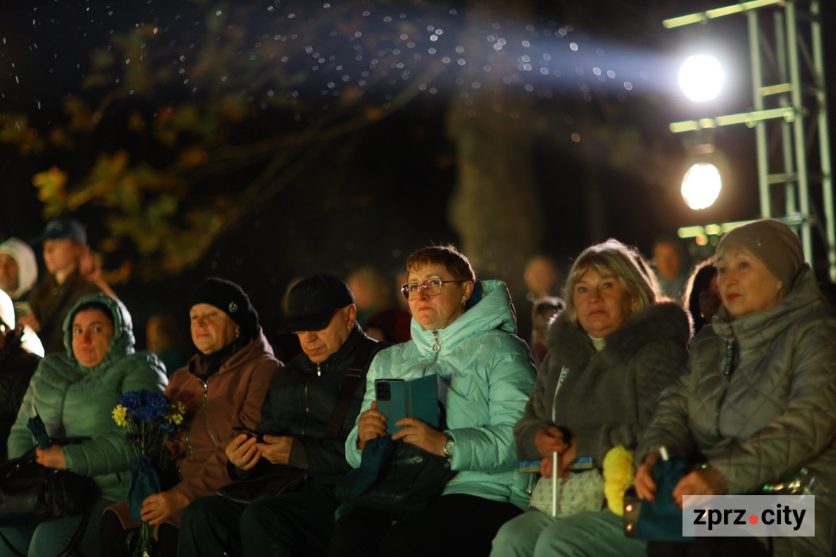 Відлуння голосів полеглих воїнів — у Запоріжжі відкрили інсталяцію «Дерево Пам’яті» (фото)