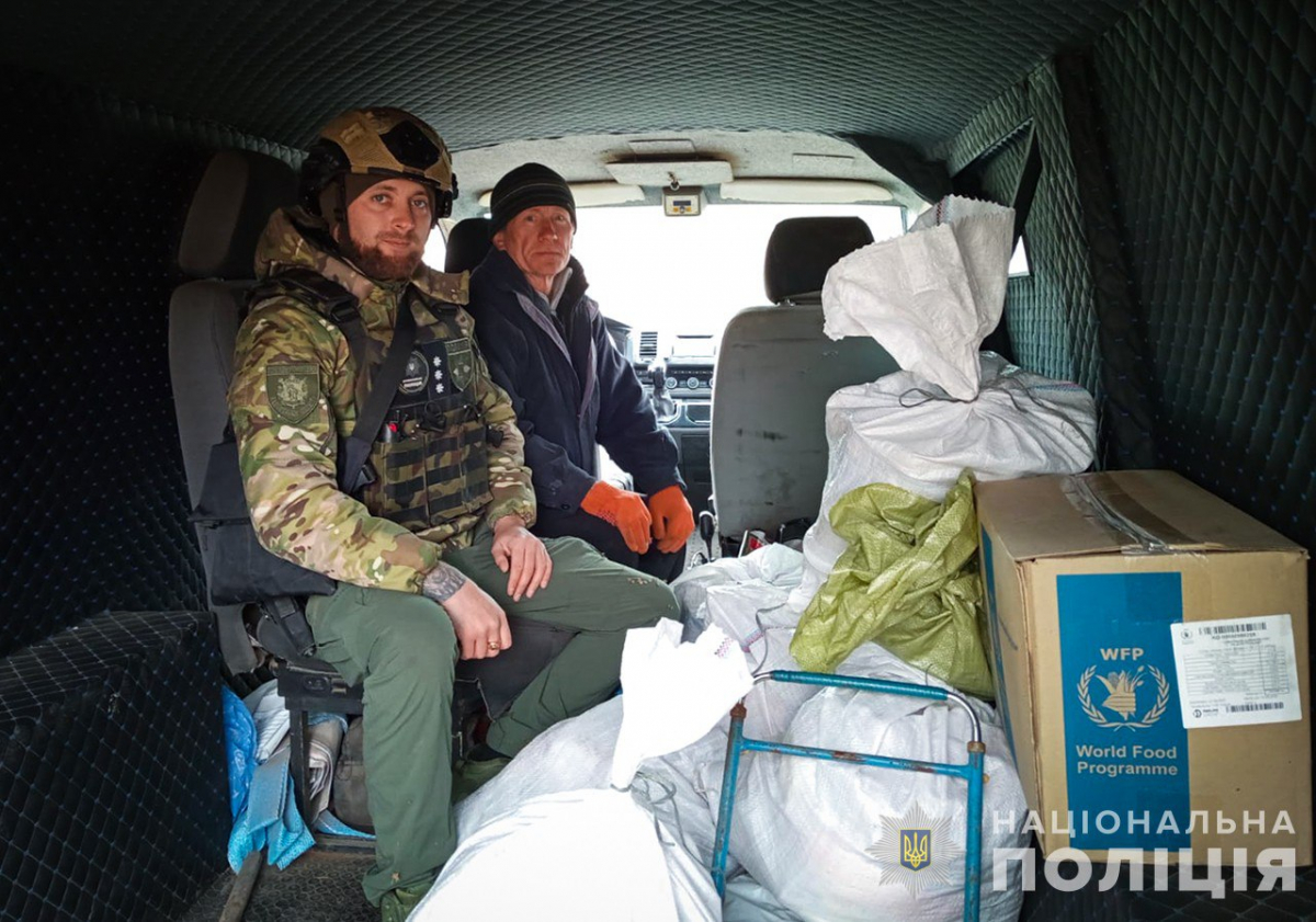 Двічі потрапляв під артобстріл росіян - поліцейські евакуювали жителя села Гуляйпільське