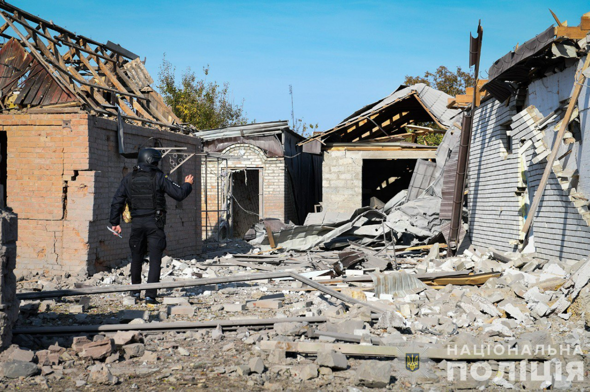 Людям оговтатись не дають: ворог обстрілює КАБами місто в Запорізькій області, в якому немає вцілілих будівель (відео) 