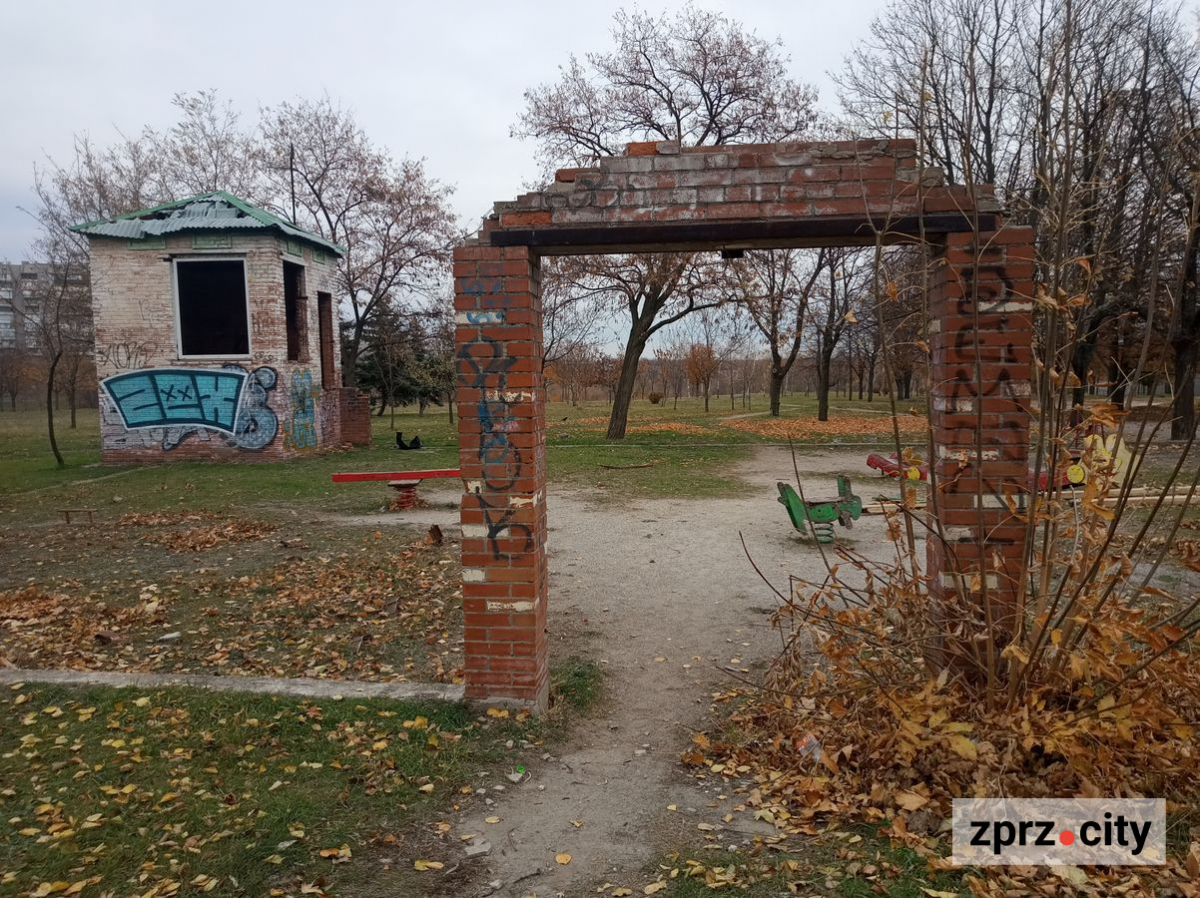 Незвичайне каміння, лелеки та багато дерев - як виглядає запорізькій парк у листопаді (фото)