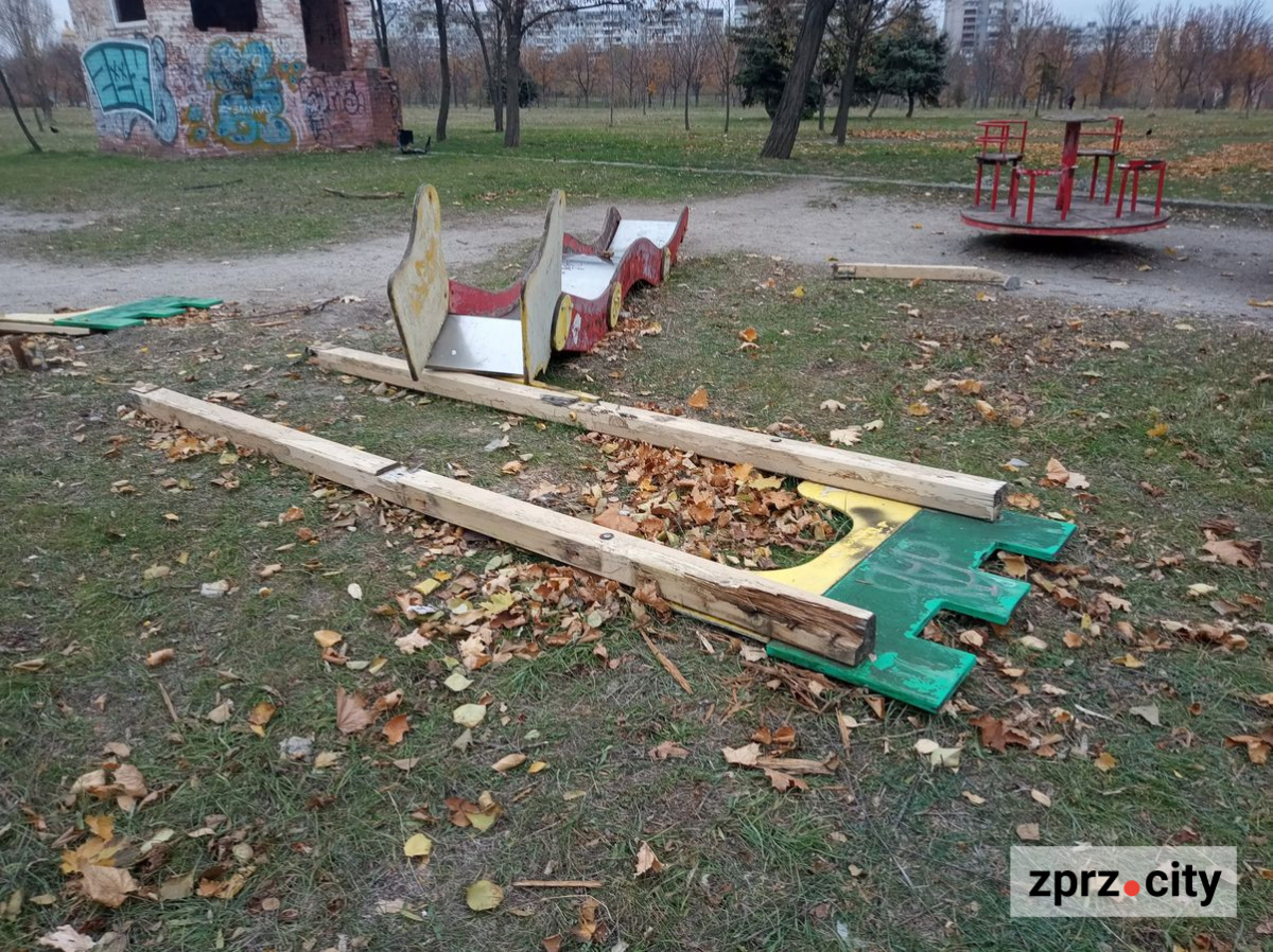 Незвичайне каміння, лелеки та багато дерев - як виглядає запорізькій парк у листопаді (фото)