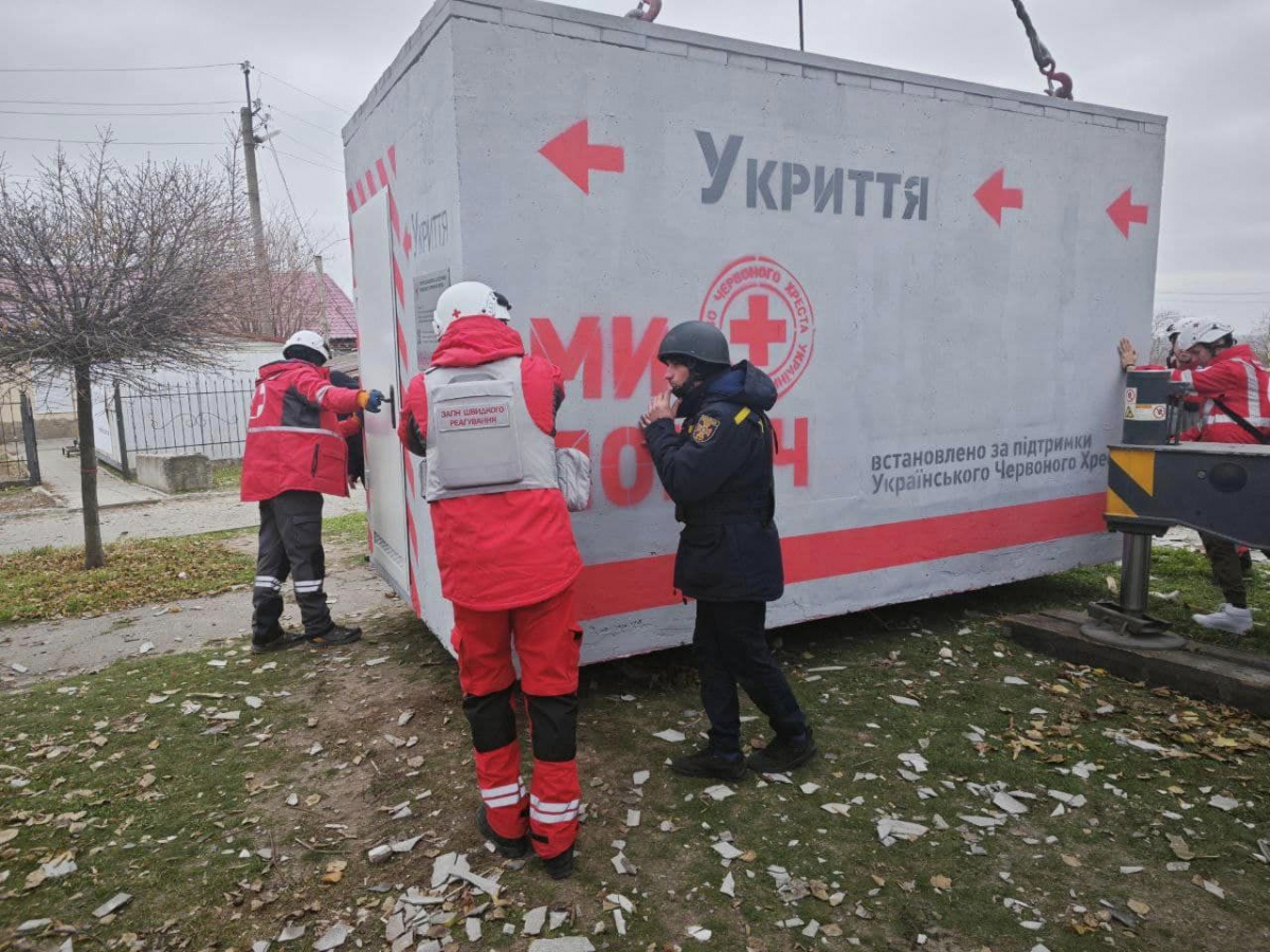 Захист від обстрілів - у прифронтовому селі на Запоріжжі на вулиці встановили мобільне укриття (фото)