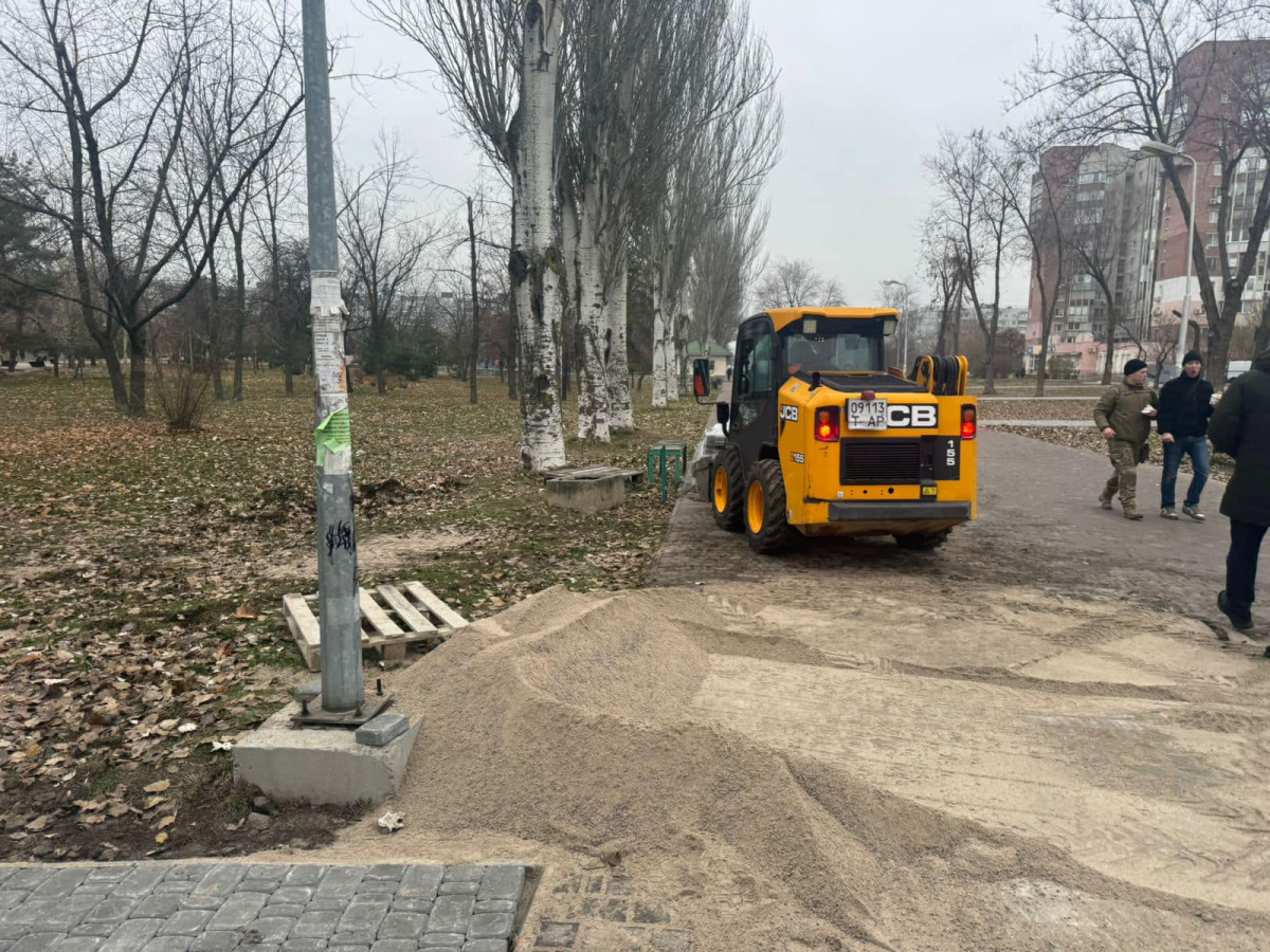 Як просувається ремонт в одному із Запорізьких парків - фото