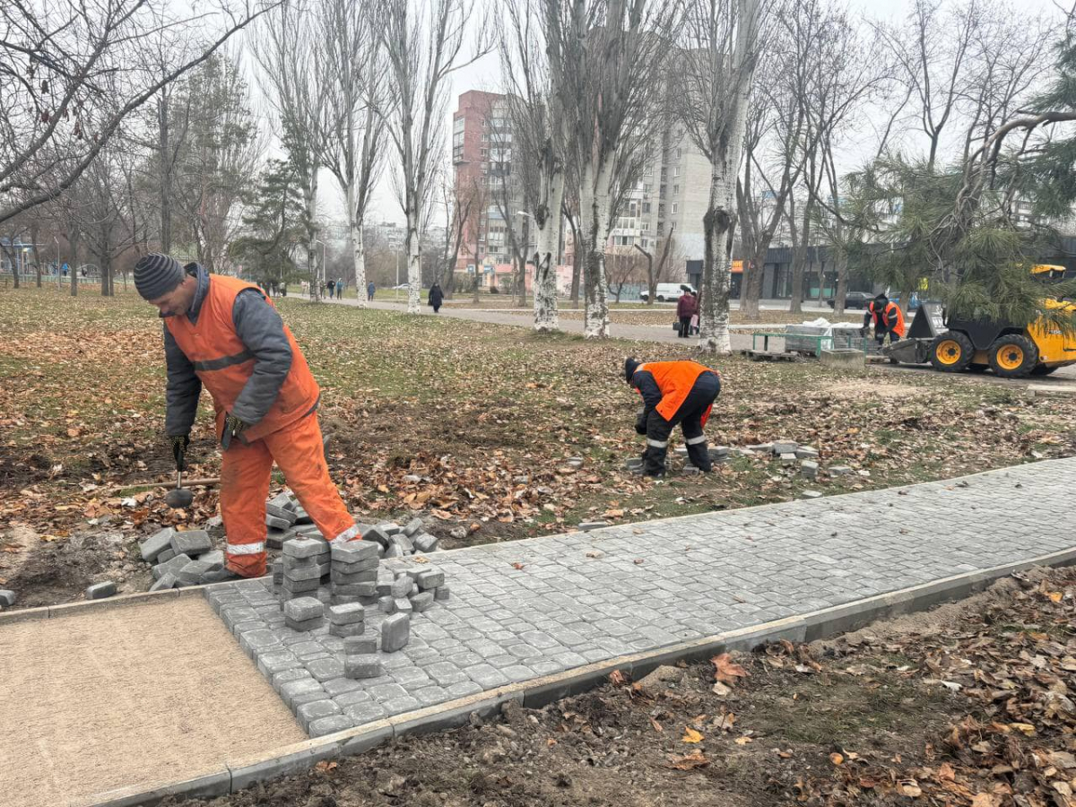 Як просувається ремонт в одному із Запорізьких парків - фото