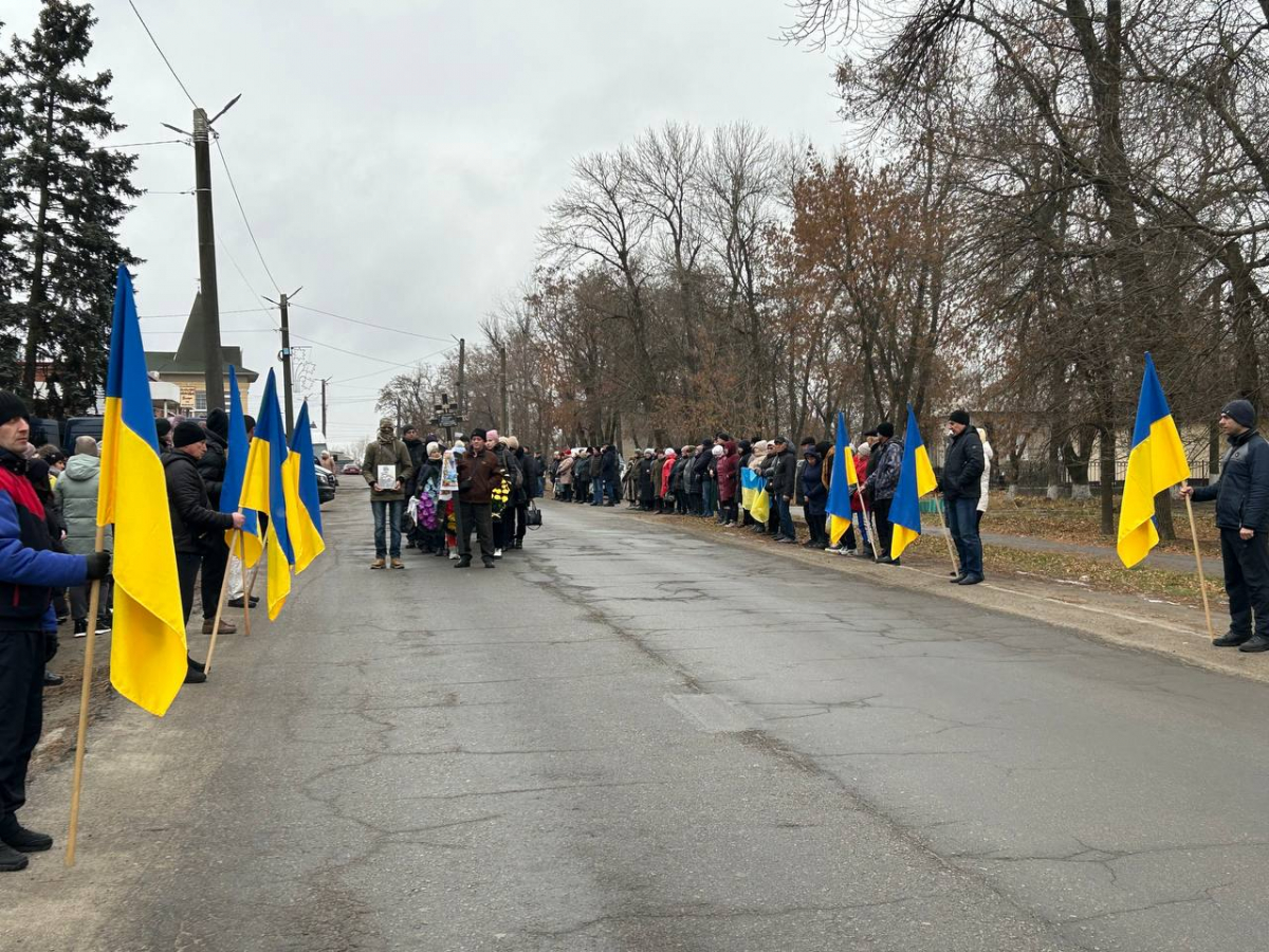  Провели в останню путь - у Запорізькому районі земляки загиблого Героя створили ланцюг пошани (фото)