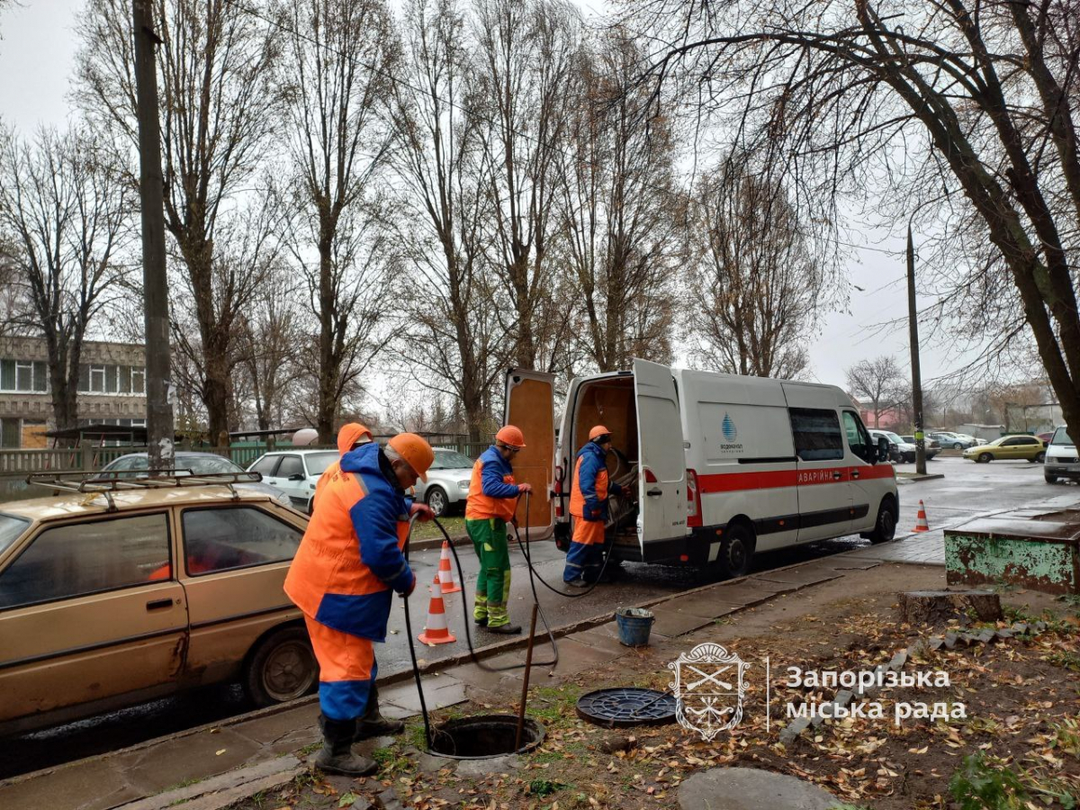 Рушники, ганчірки та светр - в одному з районів Запоріжжя прочистили каналізацію