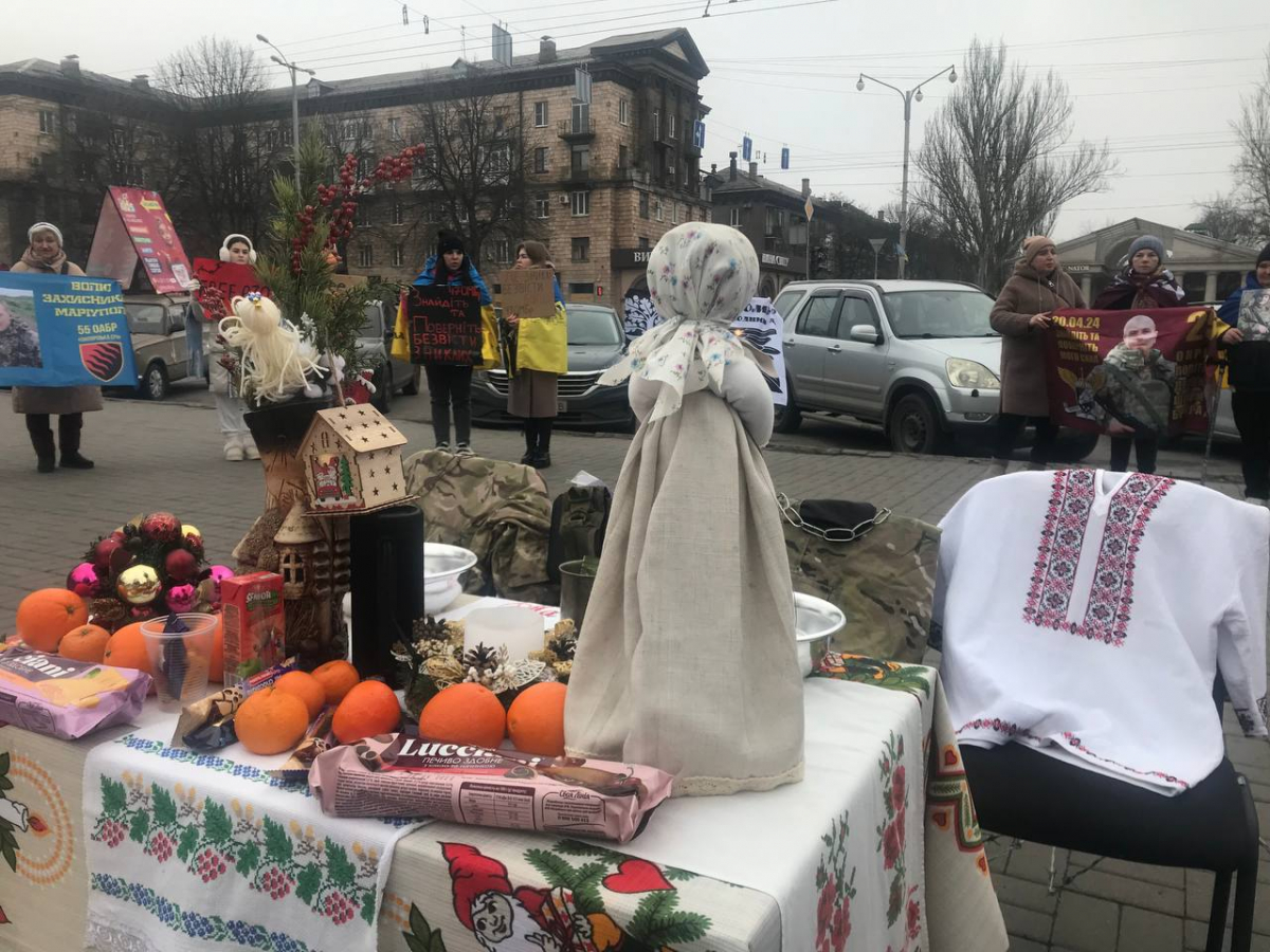 Стіл з пустими стільцями — у центрі Запоріжжя родини військовополонених нагадали про свій біль