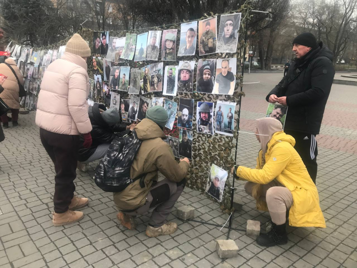 Стіл з пустими стільцями — у центрі Запоріжжя родини військовополонених нагадали про свій біль