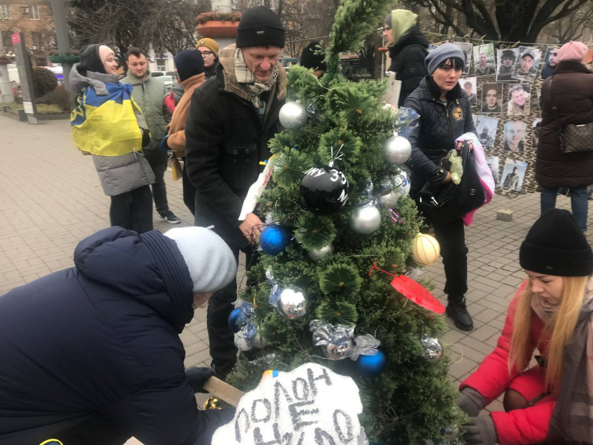 Стіл з пустими стільцями — у центрі Запоріжжя родини військовополонених нагадали про свій біль