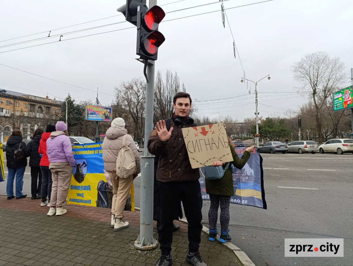 Третє Різдво в полоні - у Запоріжжі встановили незвичайну ялинку на підтримку Героїв (фото)