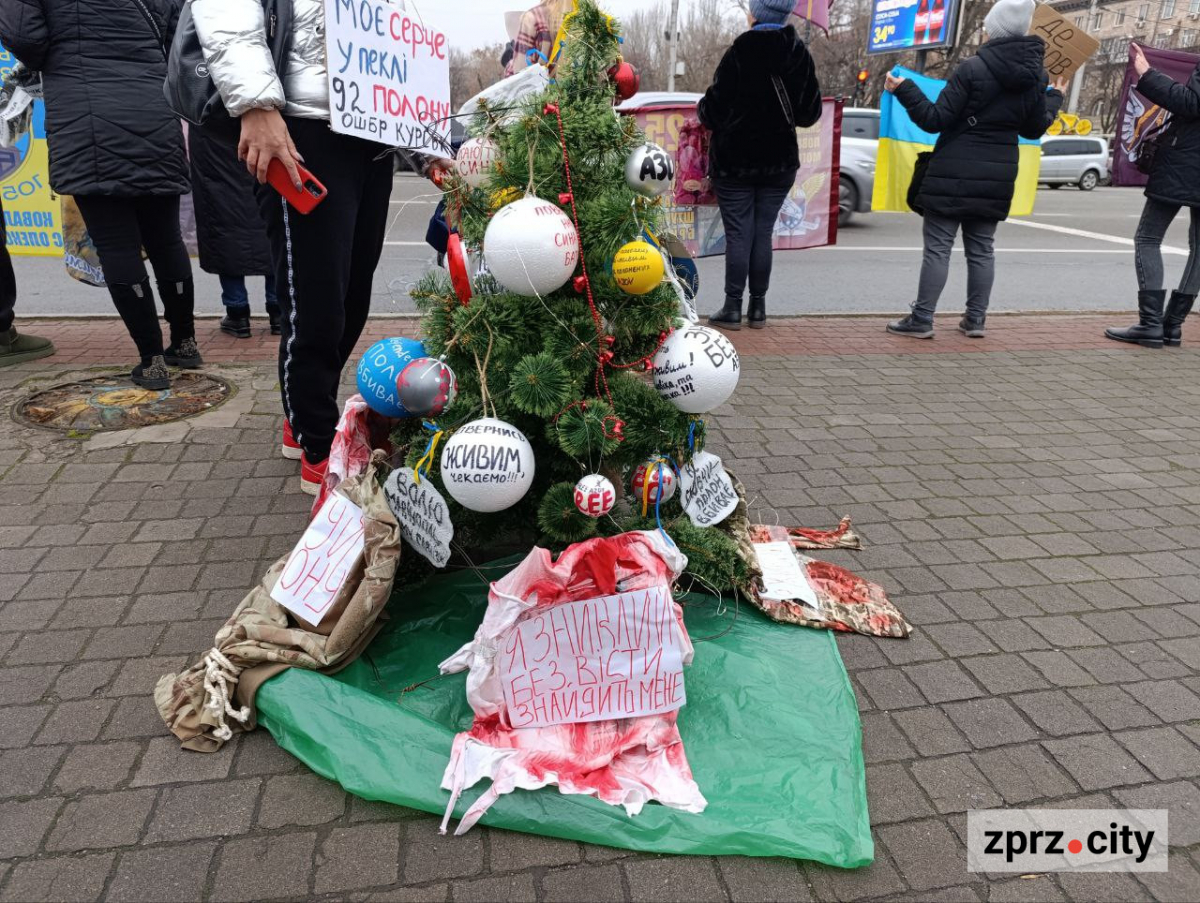 Третє Різдво в полоні - у Запоріжжі встановили незвичайну ялинку на підтримку Героїв (фото)