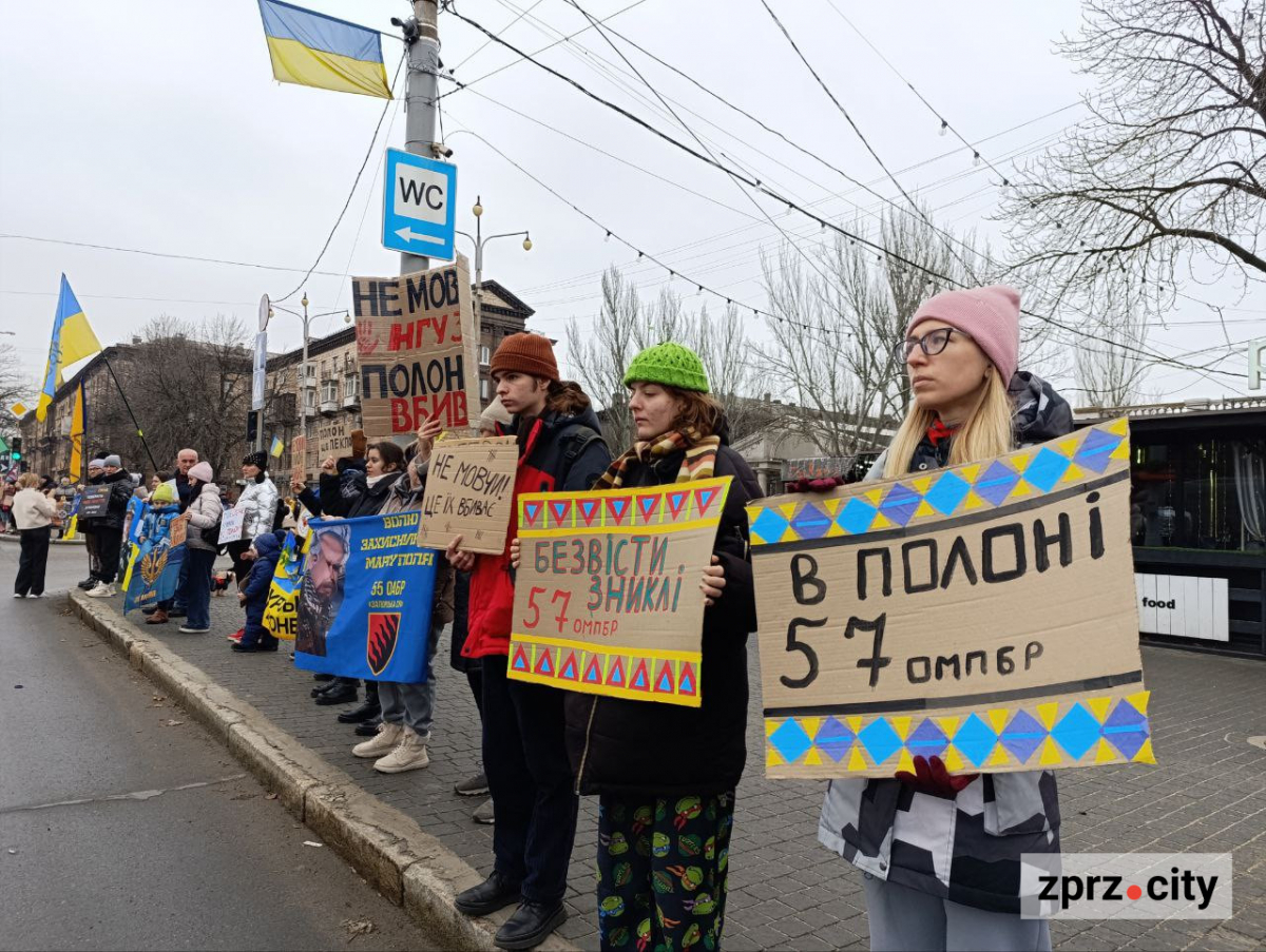 Третє Різдво в полоні - у Запоріжжі встановили незвичайну ялинку на підтримку Героїв (фото)