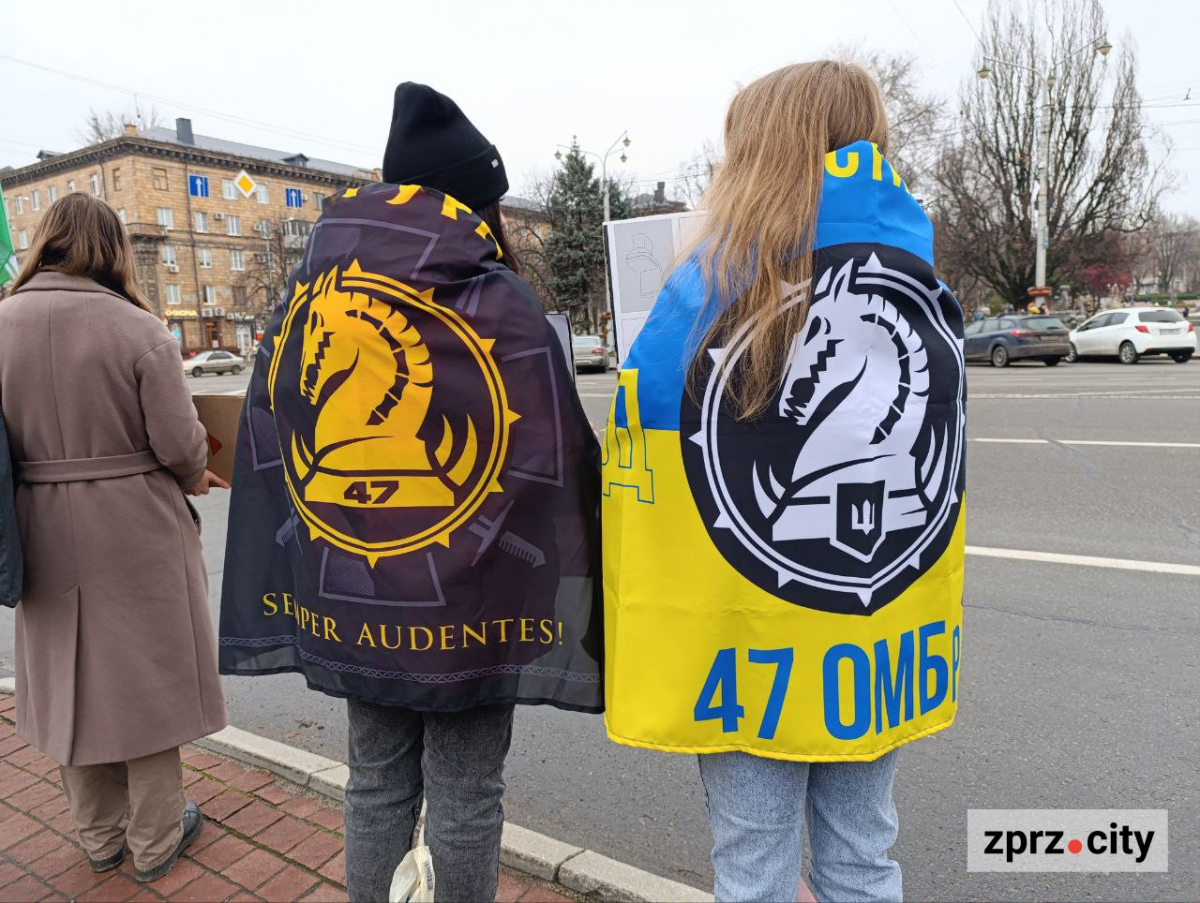 Третє Різдво в полоні - у Запоріжжі встановили незвичайну ялинку на підтримку Героїв (фото)