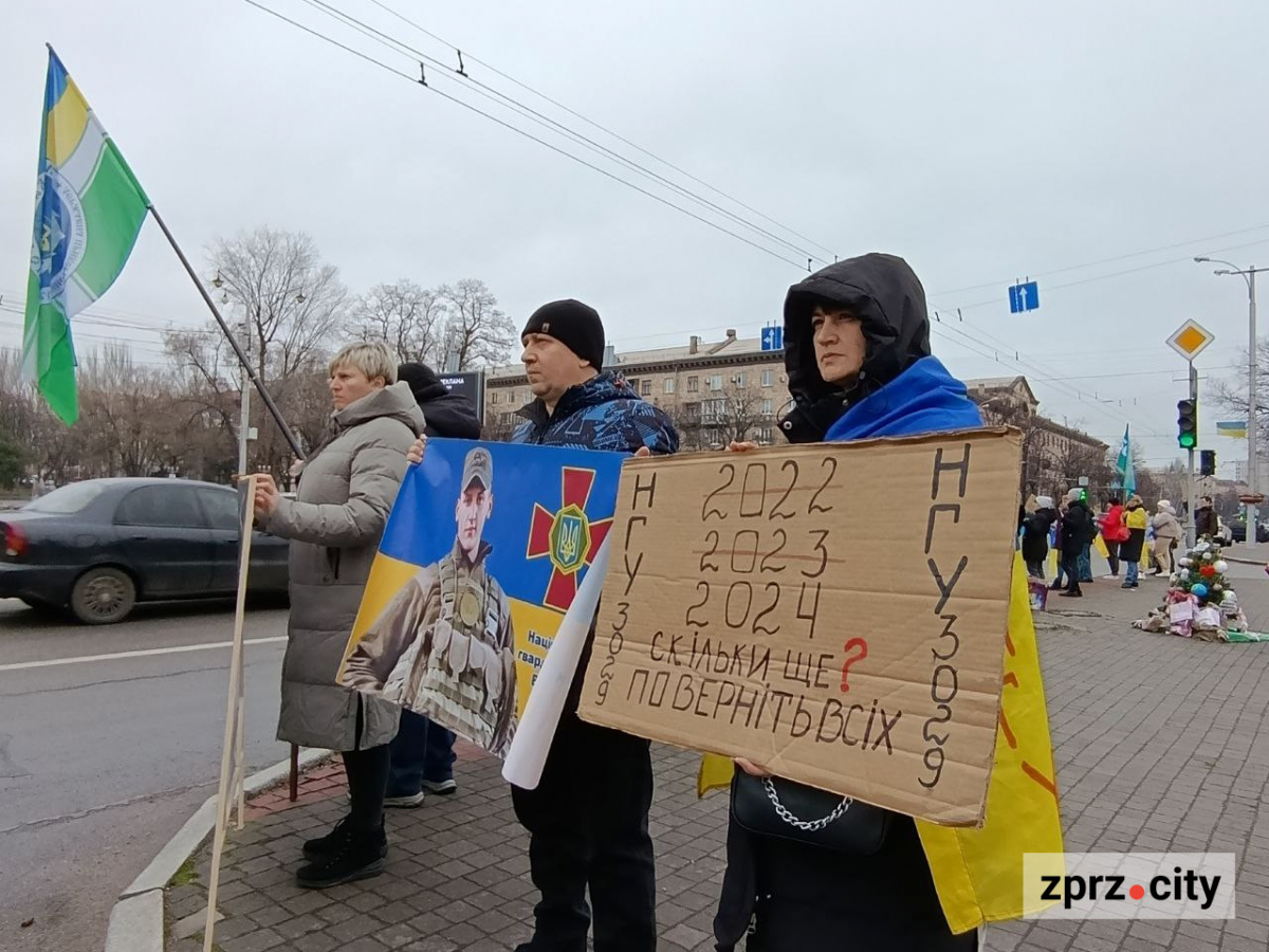 Третє Різдво в полоні - у Запоріжжі встановили незвичайну ялинку на підтримку Героїв (фото)