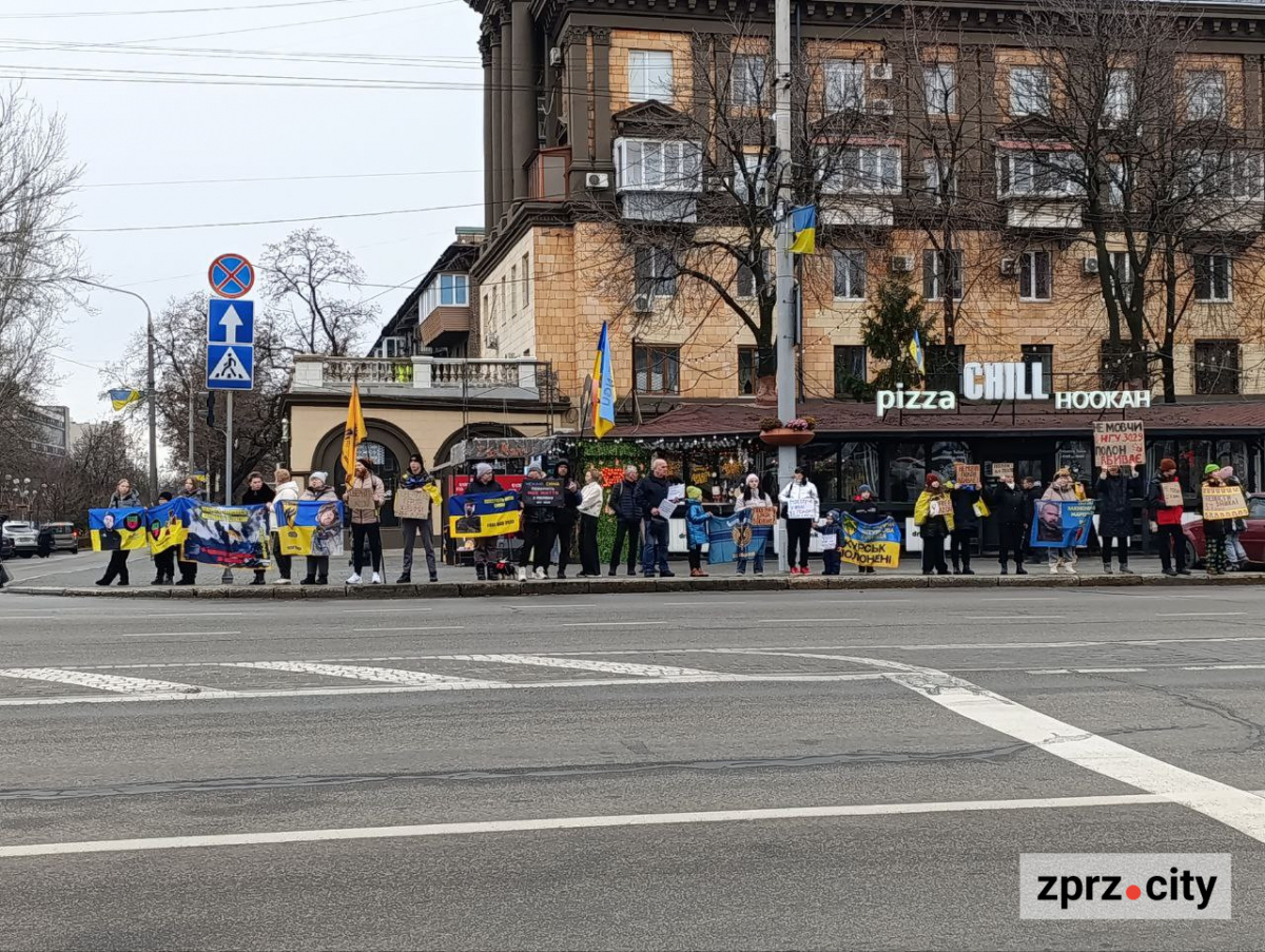 Третє Різдво в полоні - у Запоріжжі встановили незвичайну ялинку на підтримку Героїв (фото)