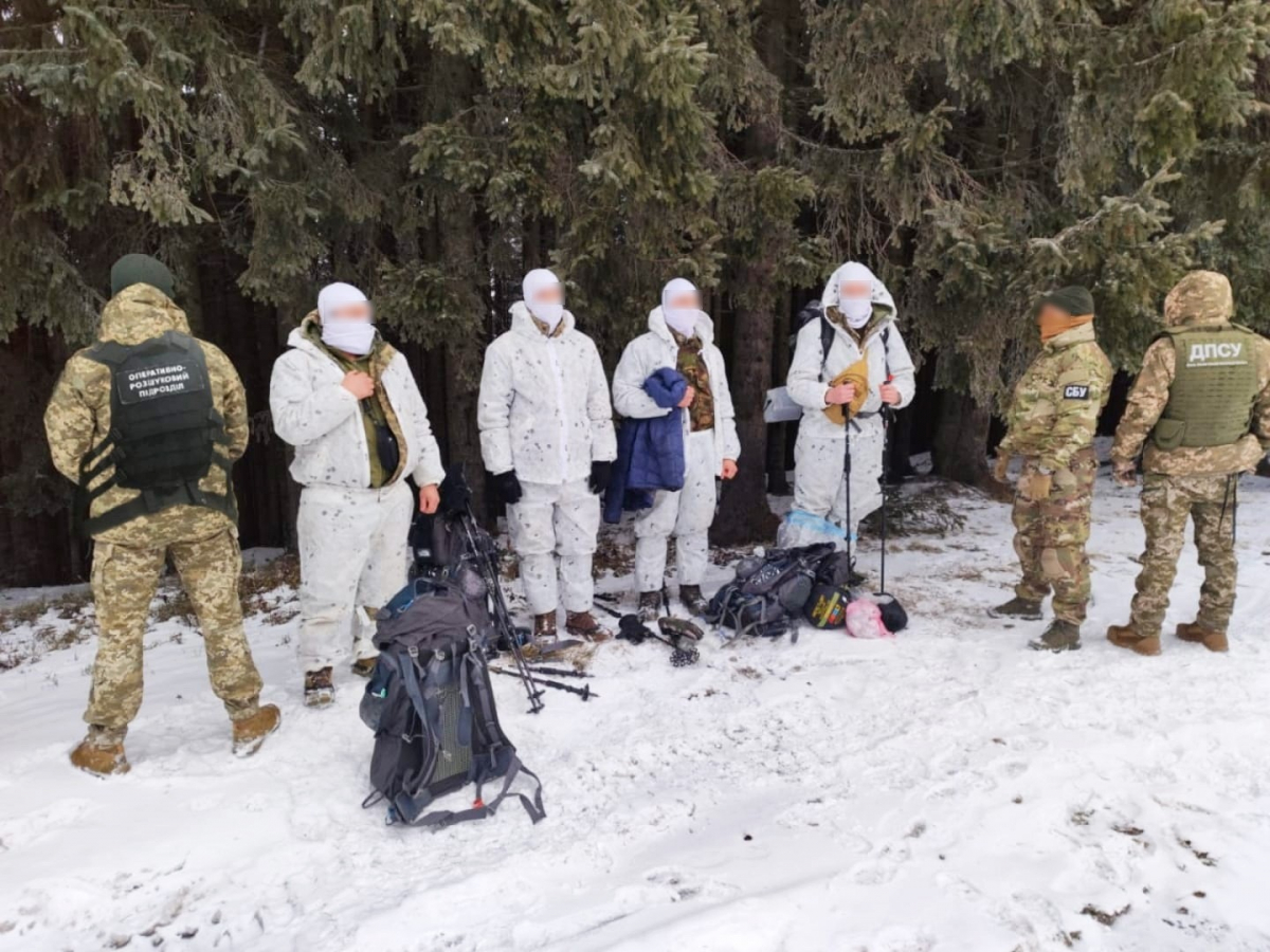 У Чернівецькій області затримали чотирьох замаскованих запоріжців (фото)