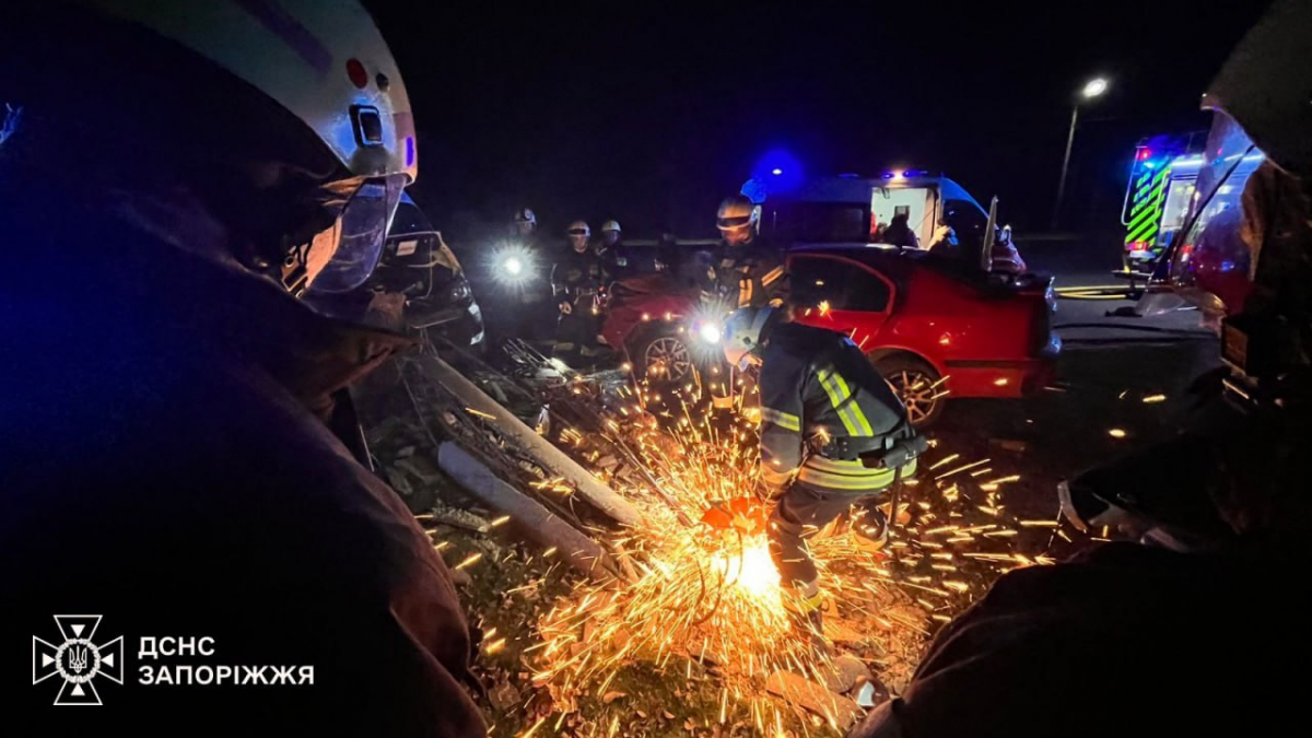 У Запоріжжі автомобіль врізався в швидку і в стовп - наслідки жахливої аварії на Прибережній автомагістралі (фото)