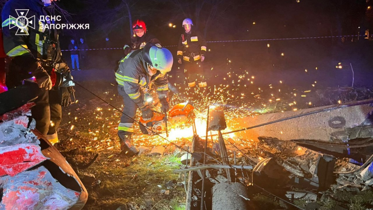 У Запоріжжі автомобіль врізався в швидку і в стовп - наслідки жахливої аварії на Прибережній автомагістралі (фото)