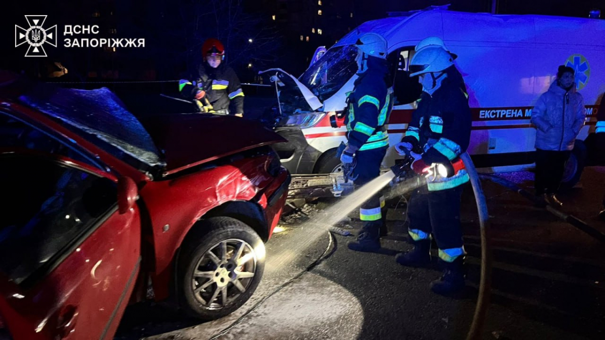 У Запоріжжі автомобіль врізався в швидку і в стовп - наслідки жахливої аварії на Прибережній автомагістралі (фото)