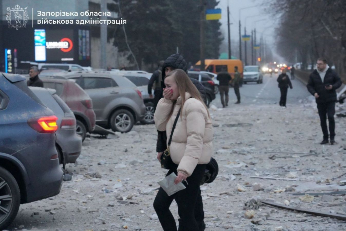 У Запоріжжі чули потужний вибух - зруйнована медклініка, поранені люди (фото наслідків)