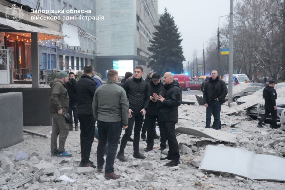 У Запоріжжі чули потужний вибух - зруйнована медклініка, поранені люди (фото наслідків)