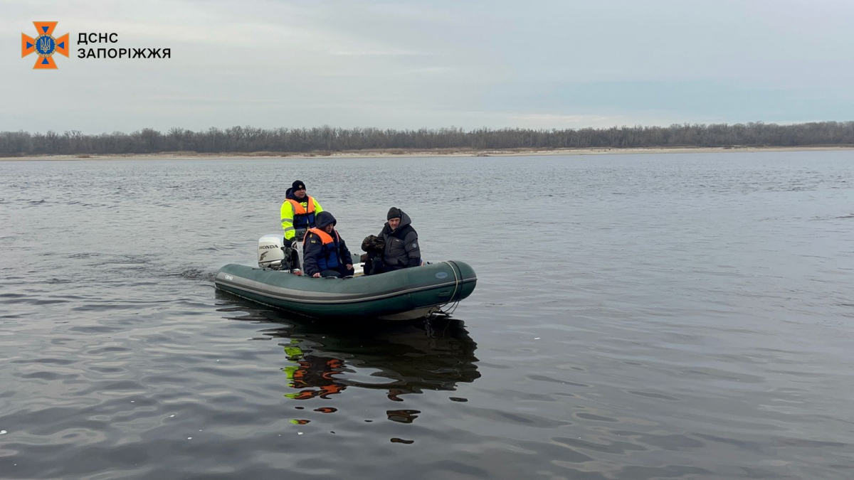 У Запоріжжі рятували чоловіка, що опинився посеред річки - фото