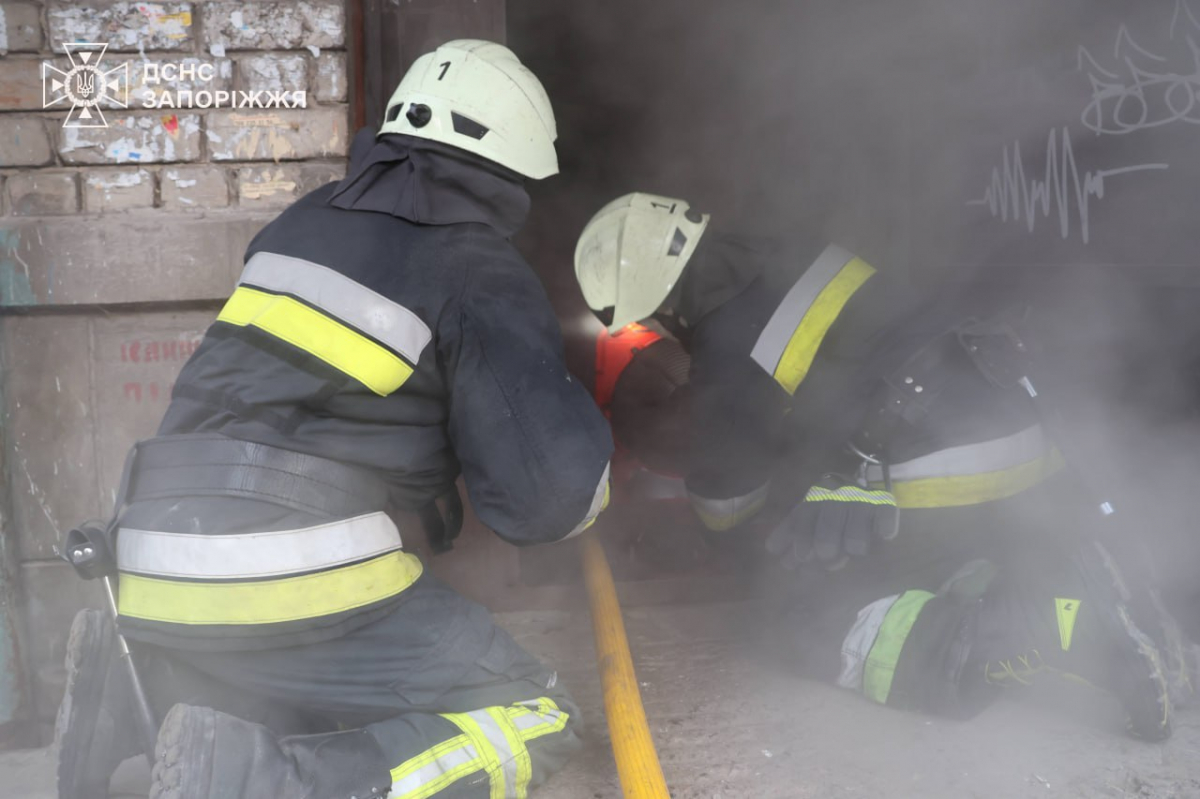 У Запоріжжі загорілася п'ятиповерхівка - з палаючої квартири врятували чоловіка (фото, відео)