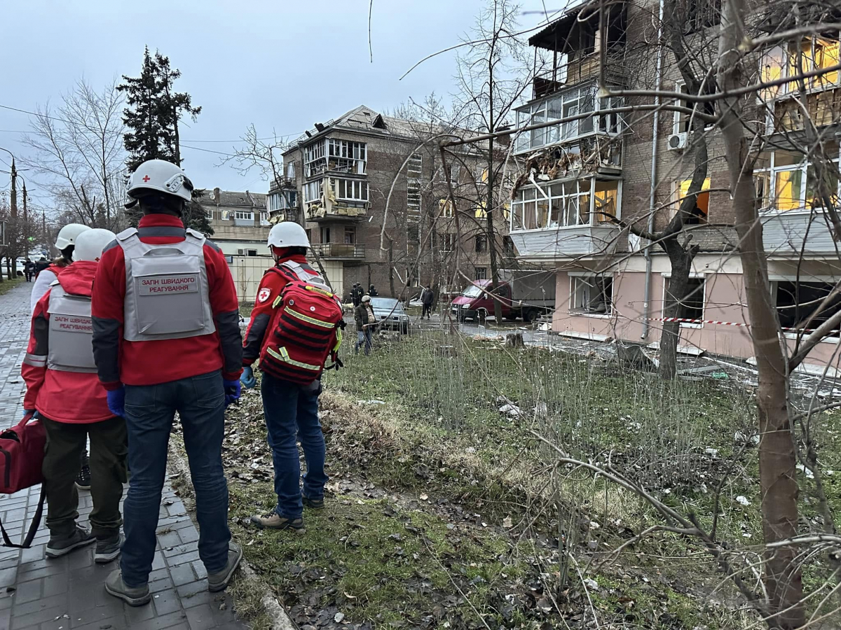 "Балкона немає – його вирвало, скло вибито, двері теж вирвало" - що кажуть очевидці ракетної атаки ворога на Запоріжжя (відео, фото)