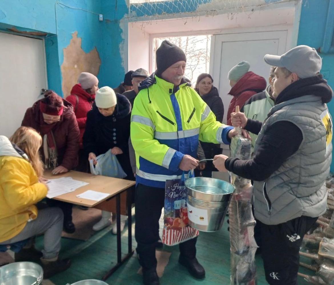 Інвентар для догляду — мешканці громади Запорізького району отримали корисні набори