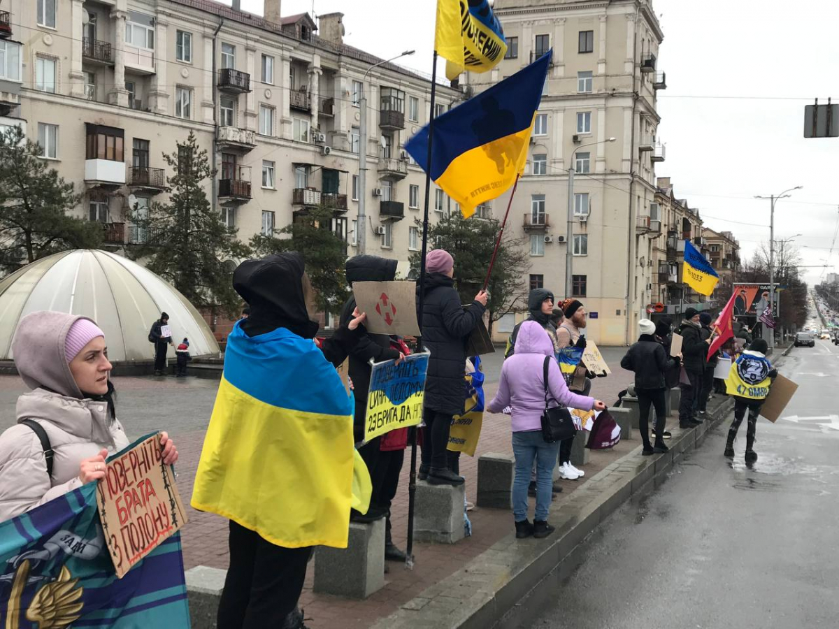 “Нас не зупинять ні сніг, ні дощ” - у Запоріжжі рідні військовополонених вимагали повернути героїв додому