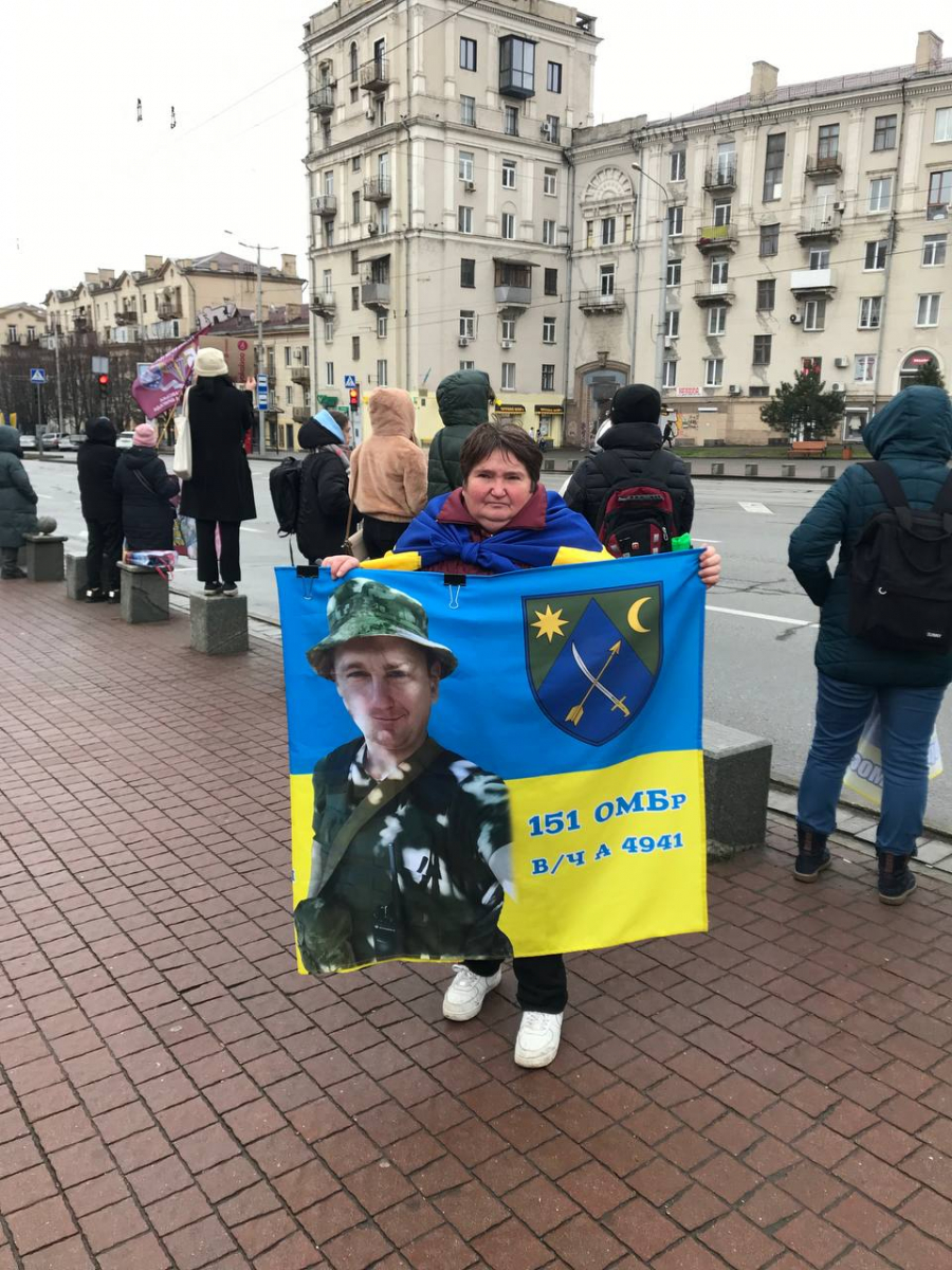 “Нас не зупинять ні сніг, ні дощ” - у Запоріжжі рідні військовополонених вимагали повернути героїв додому