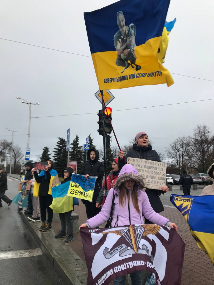 “Нас не зупинять ні сніг, ні дощ” - у Запоріжжі рідні військовополонених вимагали повернути героїв додому