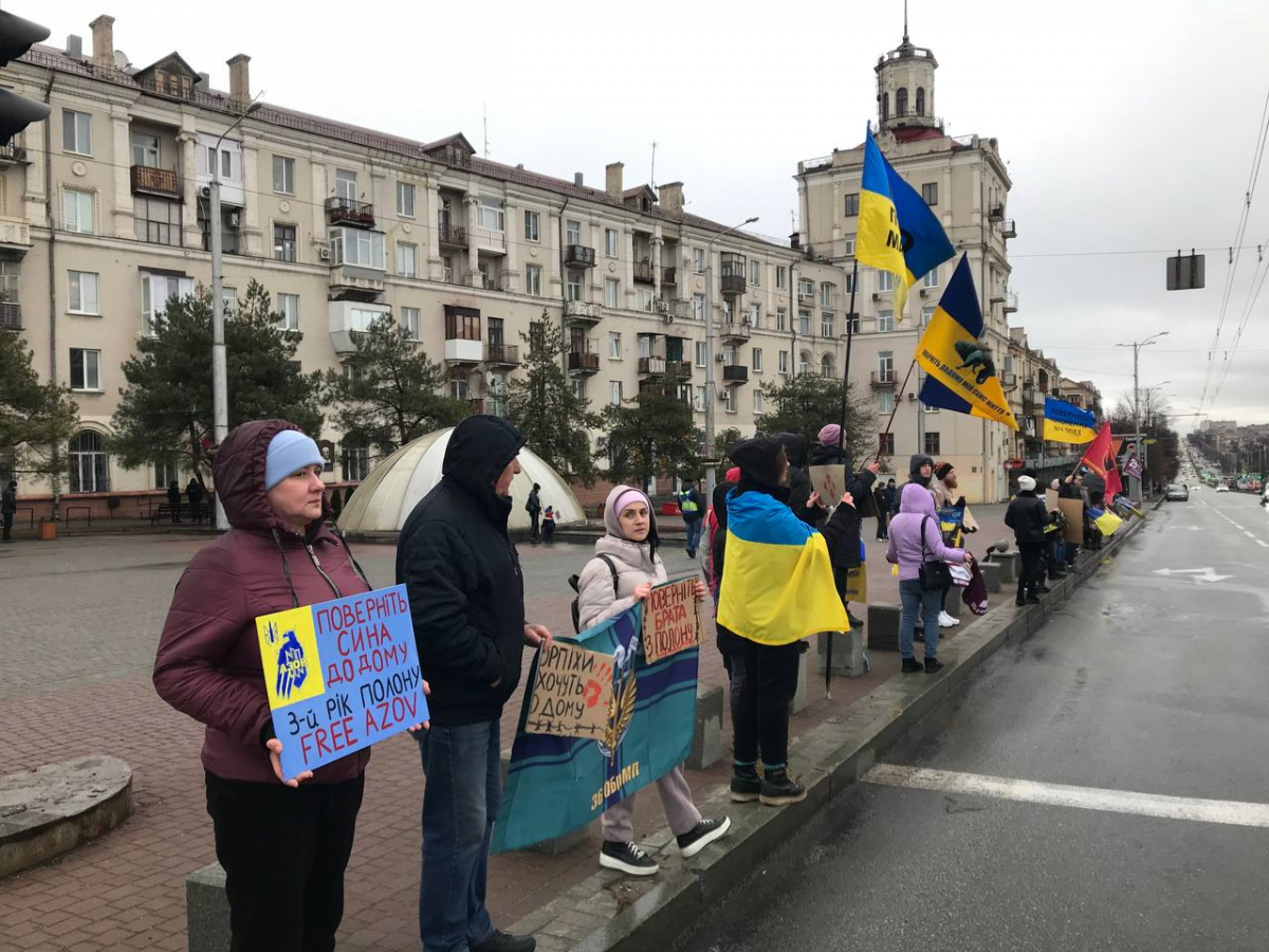 “Нас не зупинять ні сніг, ні дощ” - у Запоріжжі рідні військовополонених вимагали повернути героїв додому