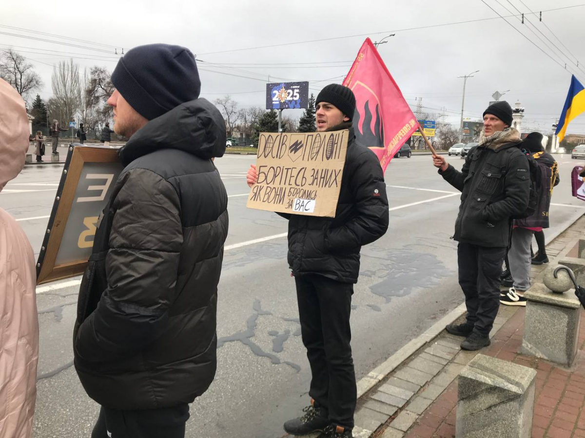 “Нас не зупинять ні сніг, ні дощ” - у Запоріжжі рідні військовополонених вимагали повернути героїв додому