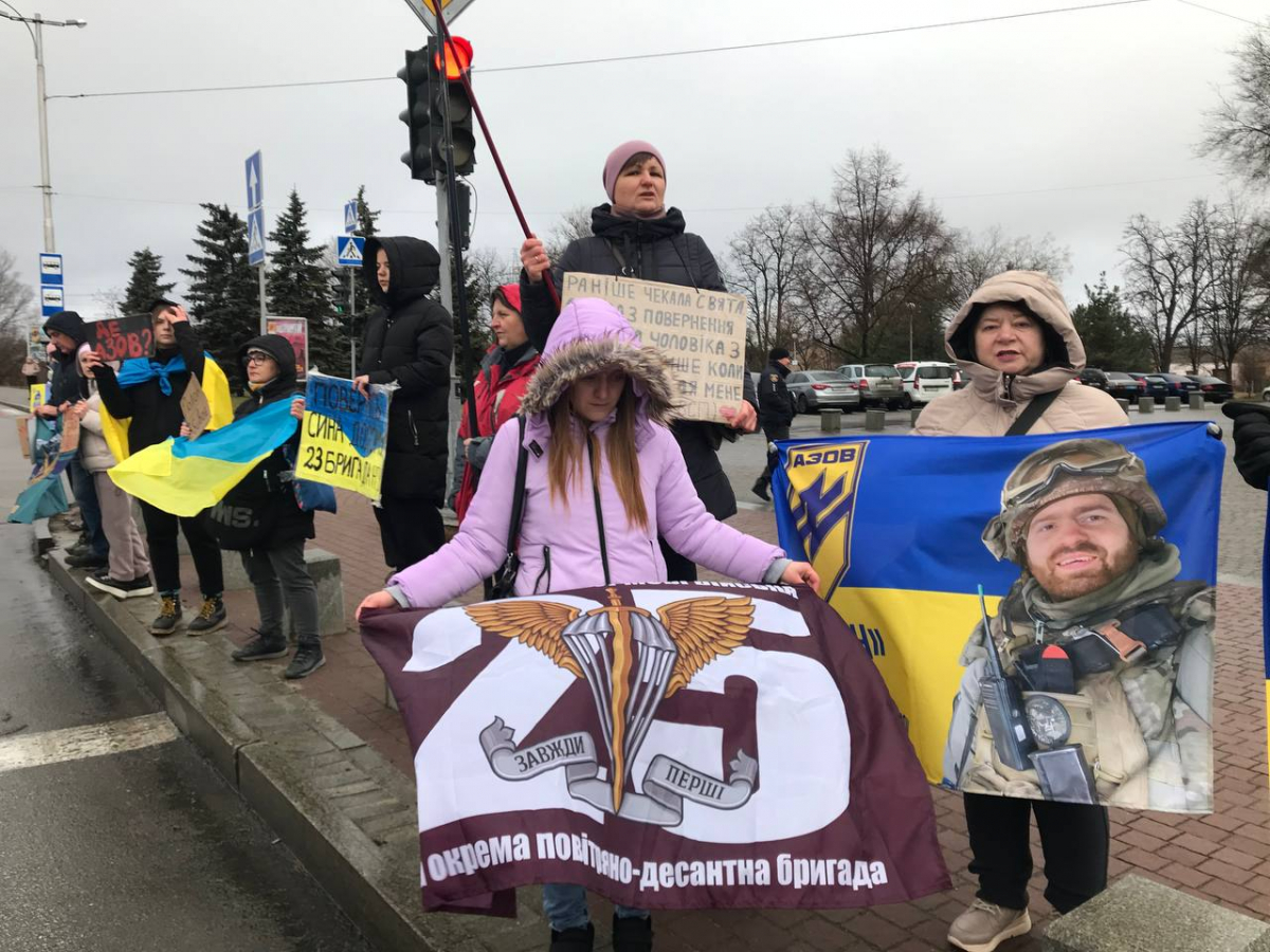 “Нас не зупинять ні сніг, ні дощ” - у Запоріжжі рідні військовополонених вимагали повернути героїв додому