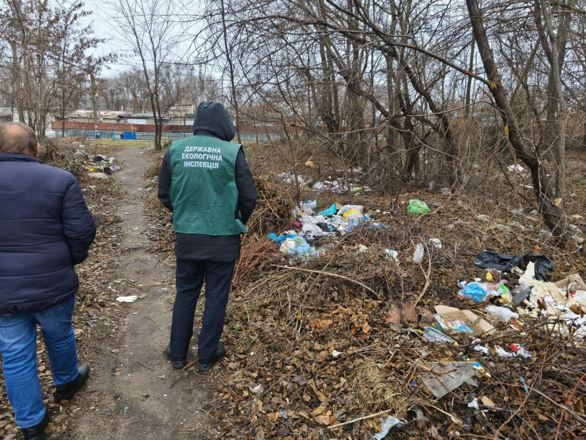 Незаконне сміттєзвалище біля будинків – у Запоріжжі виявили купу непотребу (фото)