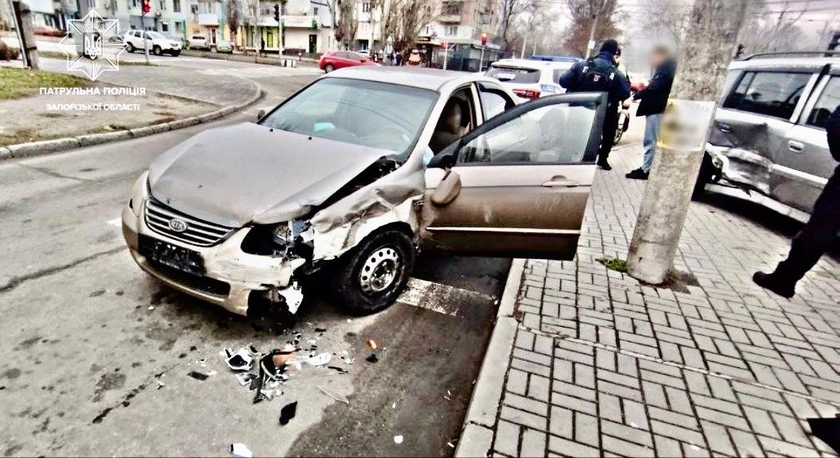 Під час ДТП у центрі Запоріжжя з чотирьома автівками збили світлофор - що сталось з водіями (фото, відео)