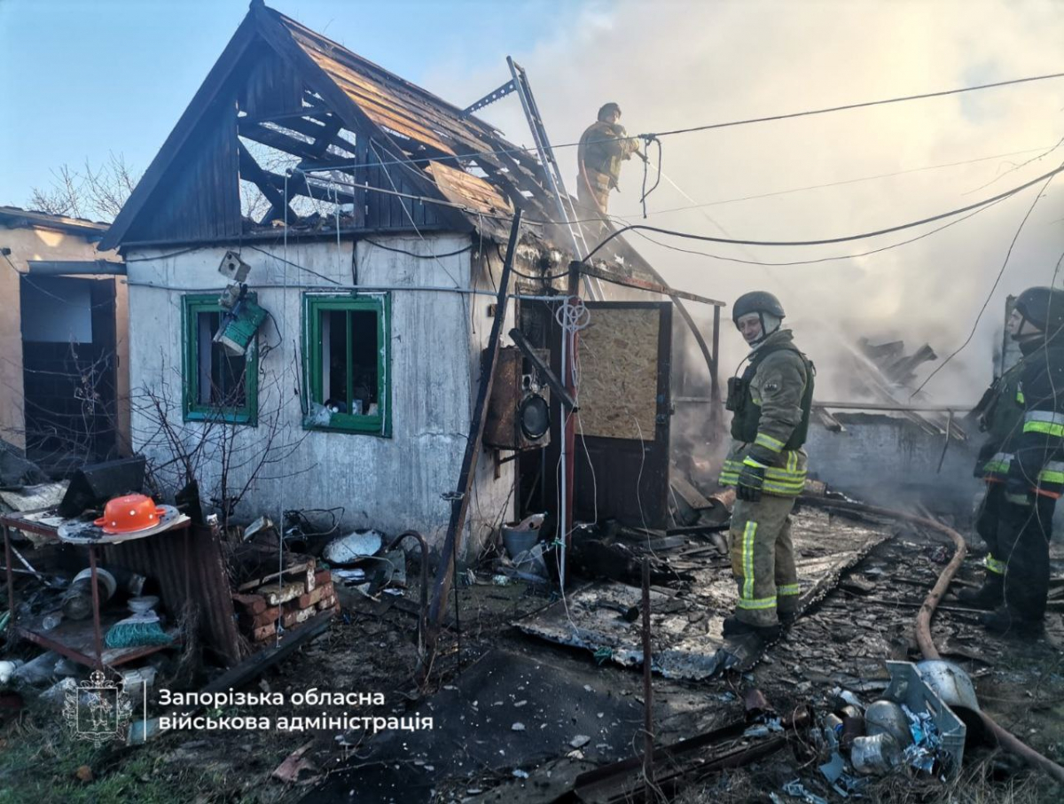 Поранення, руйнування та пожежа - наслідки ворожих обстрілів Запорізької області за добу