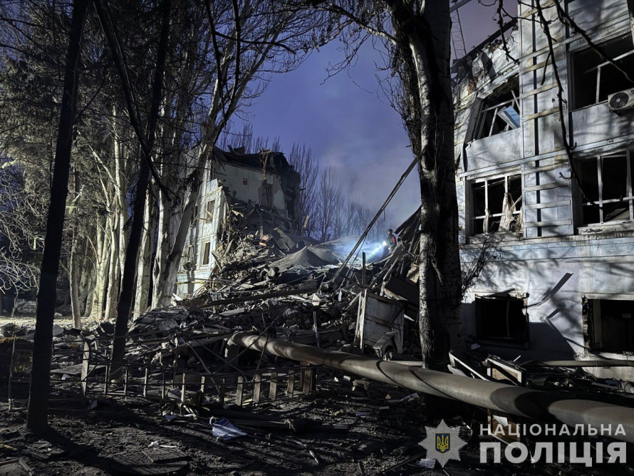 Шукають з собаками - що відбувається на місці суботніх ракетних ударів по Запоріжжю (фото, відео)