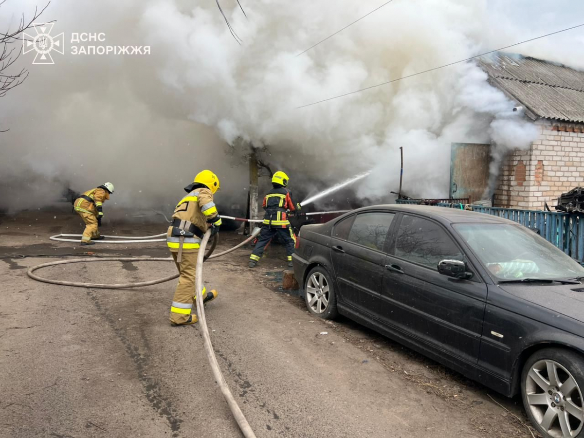 Спалахнув гараж із машиною – у Запоріжжі сталася пожежа