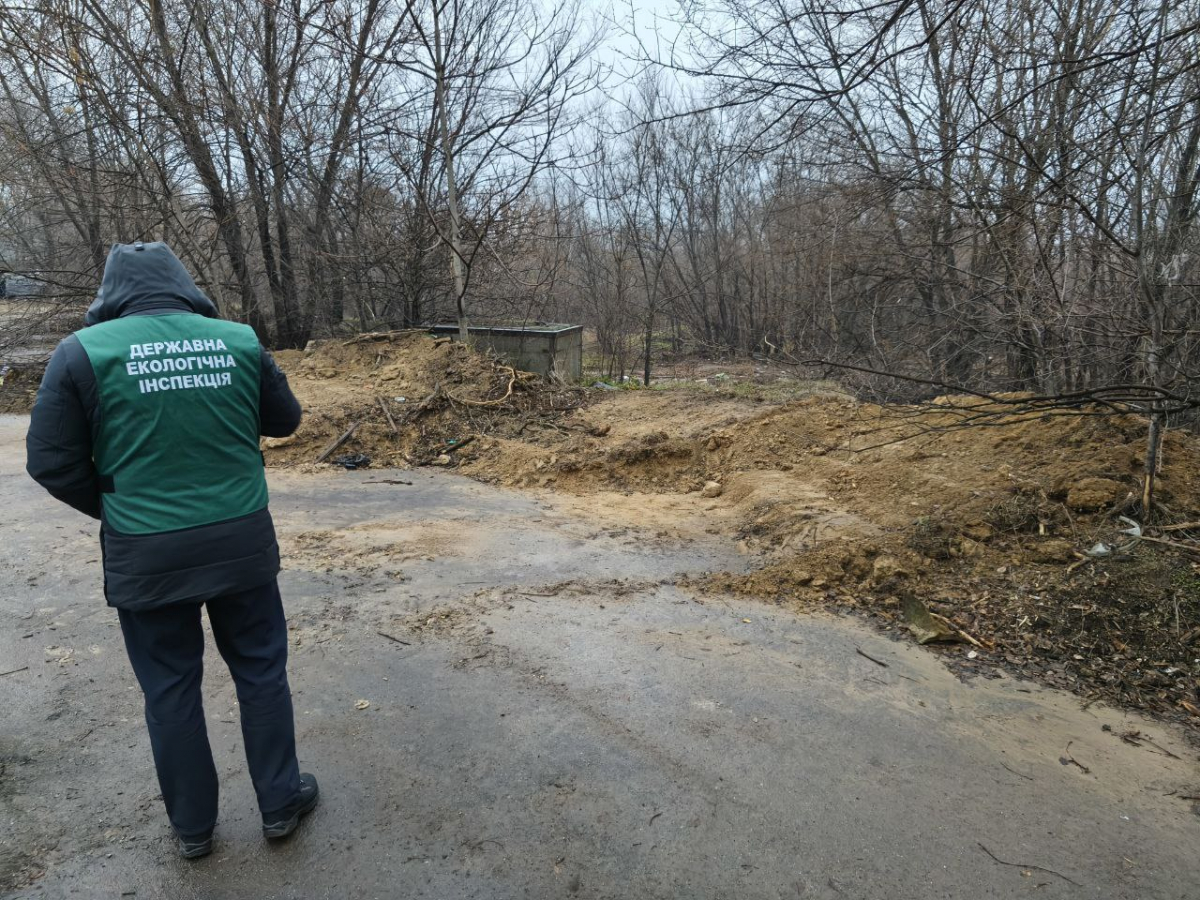 Становило загрозу екологічній безпеці - в одному з районів Запоріжжі прибрали стихійне сміттєзвалище