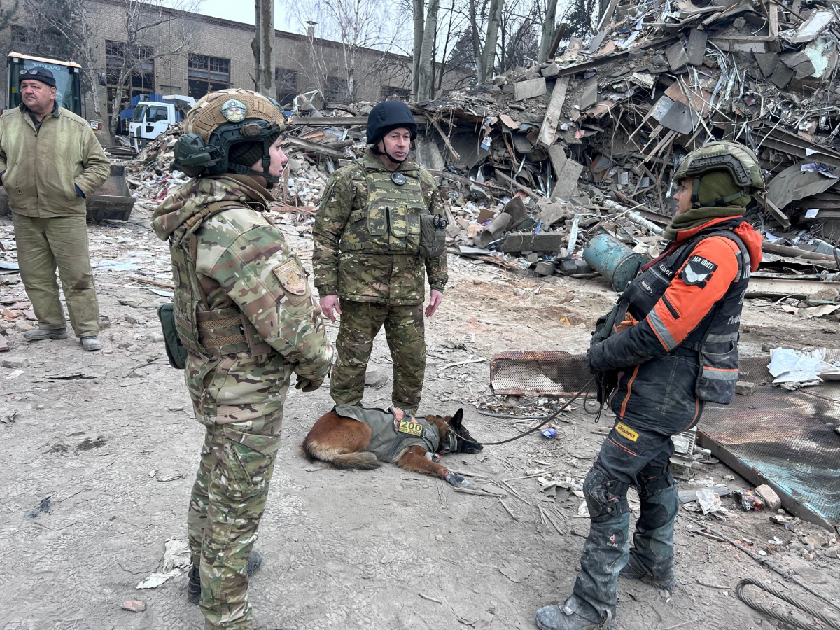 У Запоріжжі продовжують шукати під завалами тіло чоловіка після ворожої атаки 18 січня