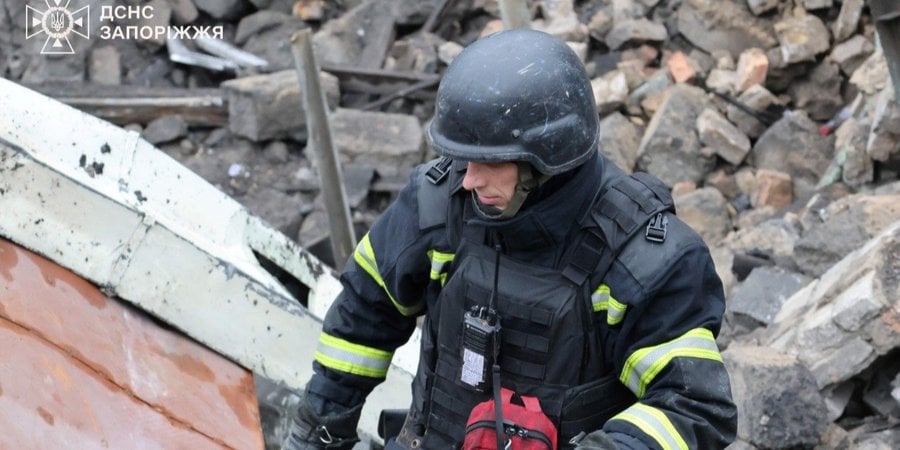 У Запоріжжі дев’ять днів розбирали завали на місці удару, який Росія здійснила вночі 18 січня (Фото: ДСНС Запоріжжя)