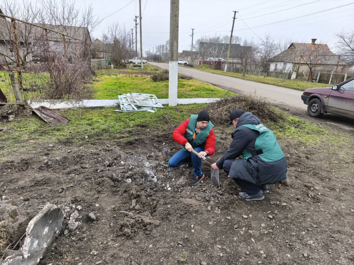 Вирви від снарядів та пошкоджені будинки - росіяни обстріляли село Біленьке на Запоріжжі (фото) 