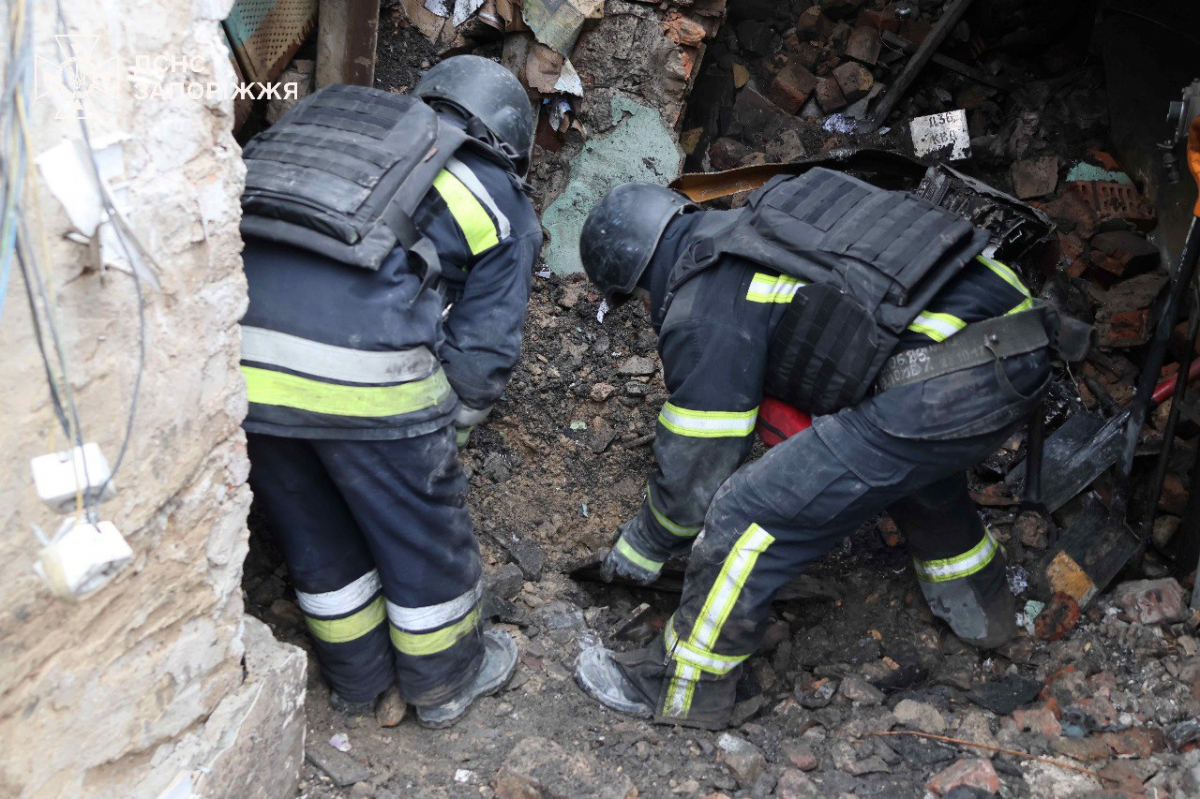 Внаслідок ракетної атаки ворога у Запоріжжі загинула людина - рятувальники дістали чоловіка з-під завалів