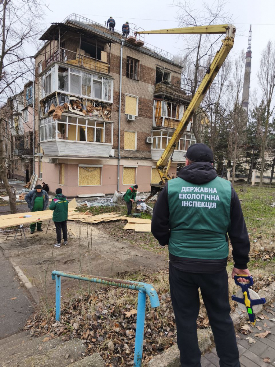 Ворог перетворює майно запоріжців на сміття - екологи розповіли про наслідки ранкової ракетної атаки 