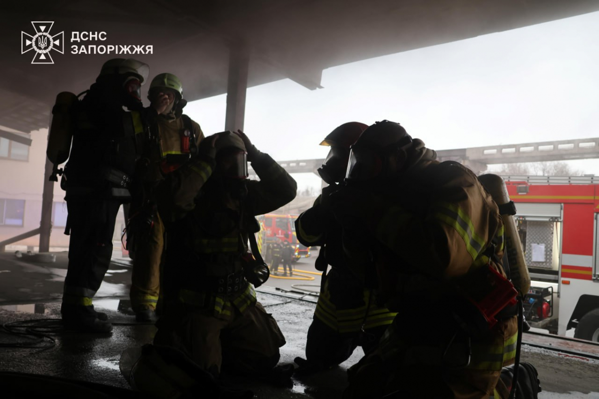 Врятували двох жінок - у Запоріжжі вирувала масштабна пожежа у складському приміщенні (відео, фото)