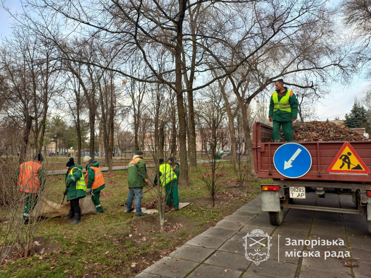 Завдячують теплій зимі - у Запоріжжі комунальники прибрали один з парків (фото)